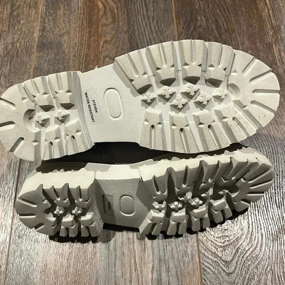 Steven New York Arian Chelsea Boot Like New size 6.5 Grey Lug soles faux fur - Picture 6 of 11